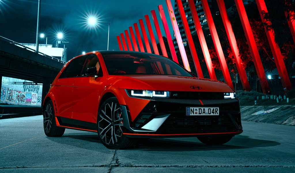 Красный автомобиль Hyundai IONIQ 5 N 2024 года