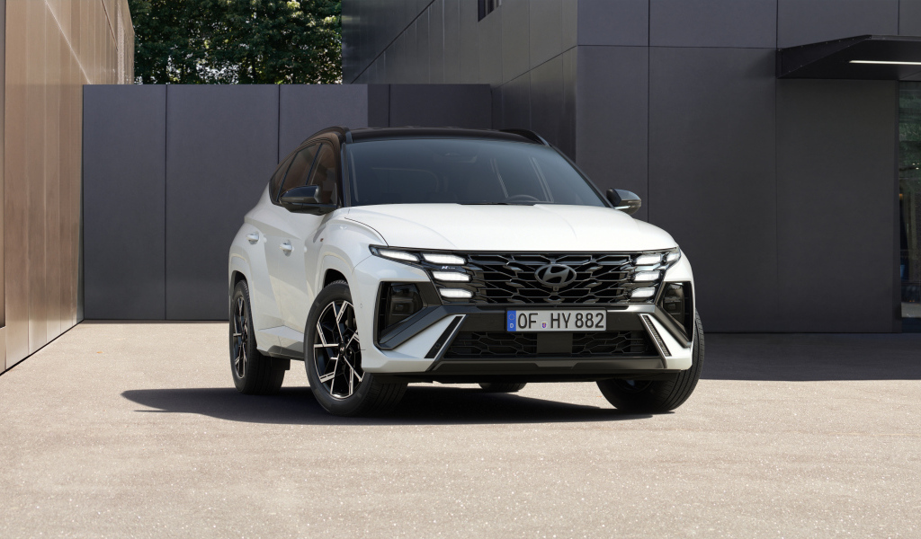 Белый автомобиль Hyundai Tucson N Line 2024 года