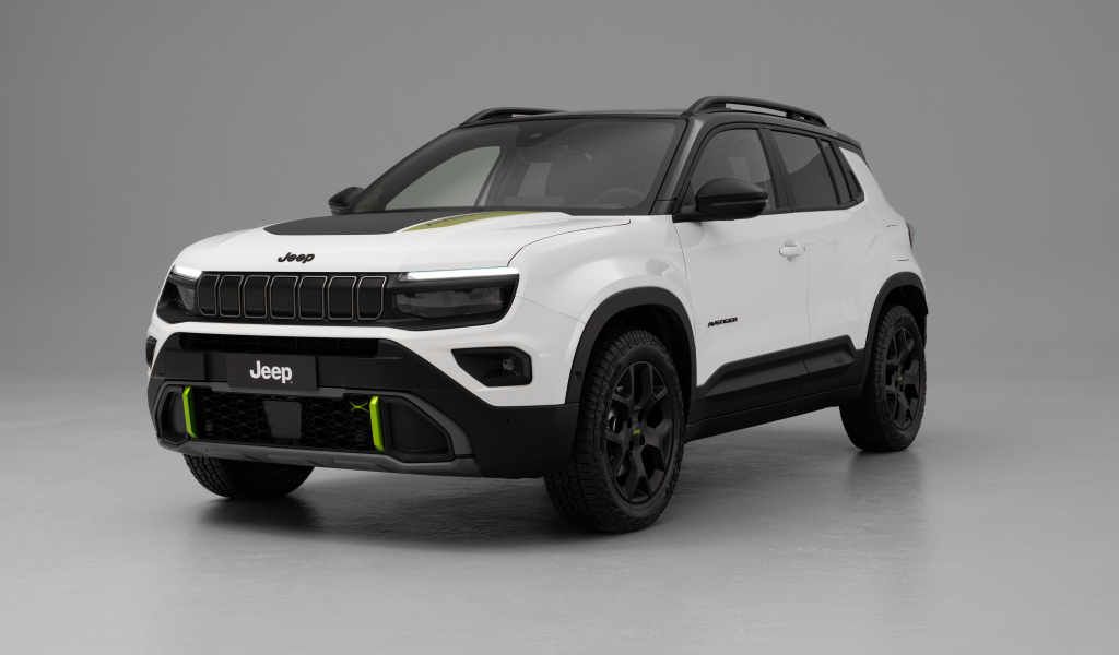Белый внедорожник Jeep Avenger 4xe 2024 года
