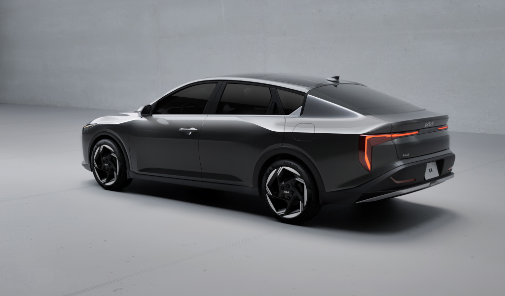 Черный автомобиль Kia K4 2025 года вид сзади