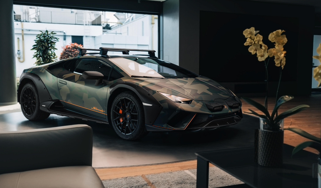 Автомобиль Lamborghini Huracán Sterrato All-Terrain Ad Personam 2024 года у ворот в здании