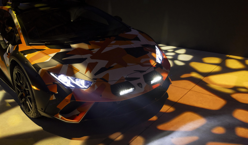 Автомобиль Lamborghini Huracán Sterrato All-Terrain Ad Personam 2024 года с включенными фарами
