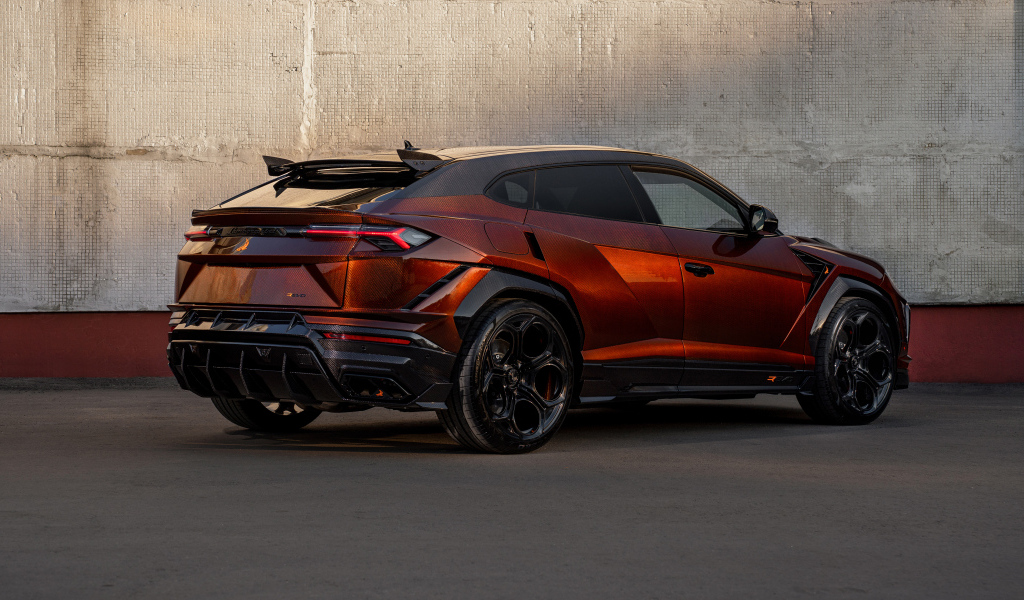 Вид сзади на автомобиль Lamborghini Urus REvo Stealth Edition 2024 года