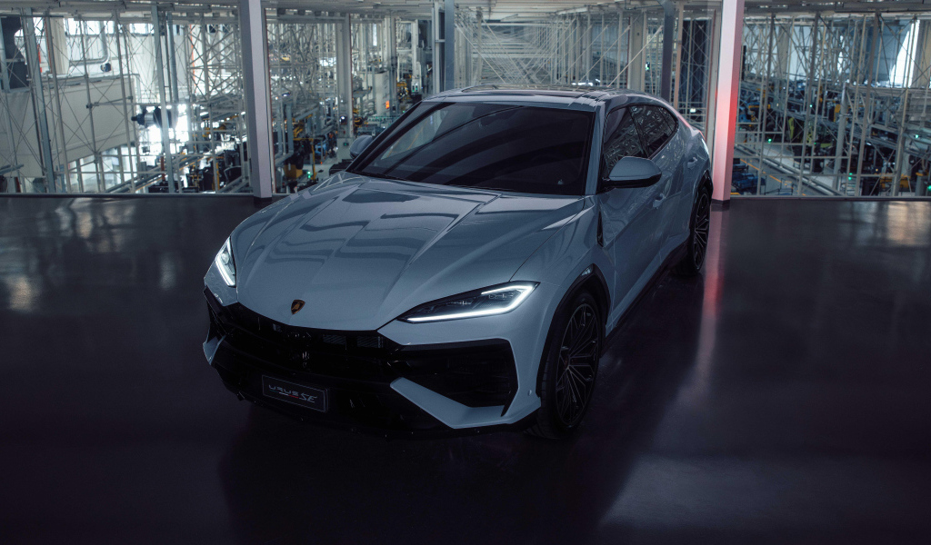 Автомобиль Lamborghini Urus SE Plug-In Hybrid Super SUV 2024 года