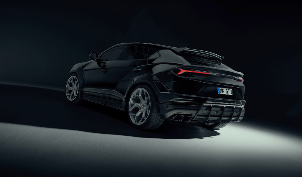 Черный автомобиль Lamborghini Urus  вид сзади
