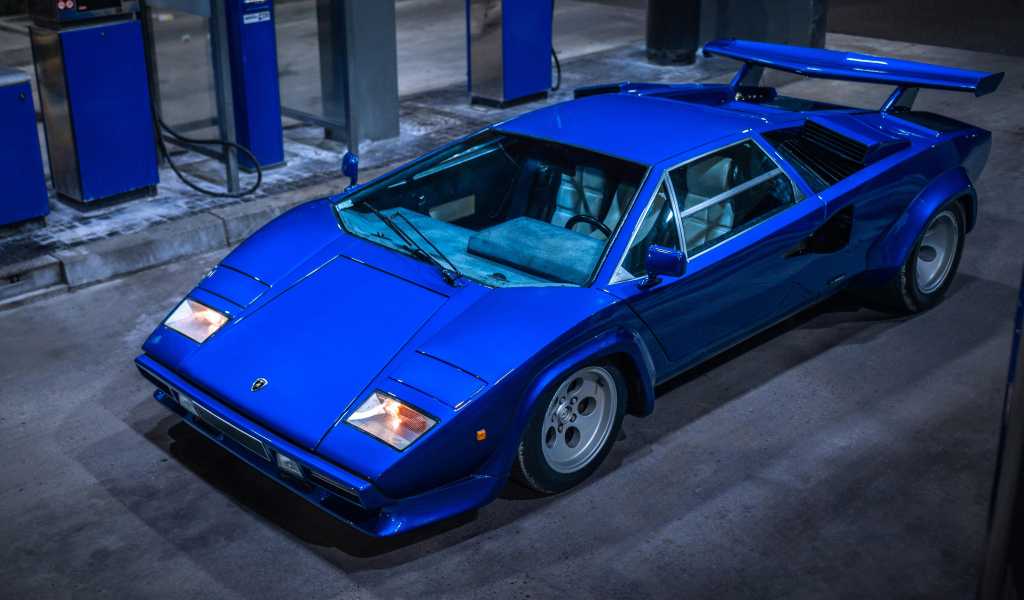 Синий автомобиль  Lamborghini Countach LP400 вид сверху