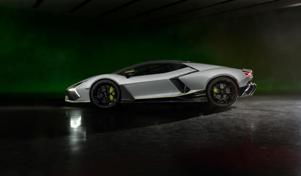 Быстрый автомобиль Lamborghini Revuelto At Lamborghini Arena 2024 года вид сбоку