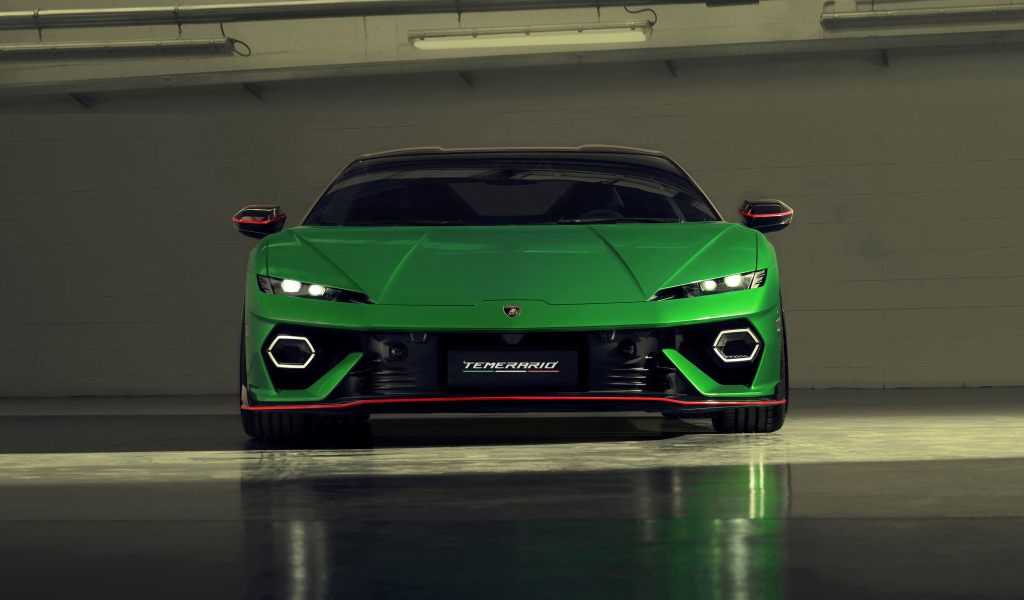 Вид спереди на зеленый спорткар Lamborghini Temerario Alleggerita