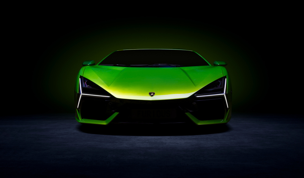 Зеленый автомобиль Lamborghini Revuelto вид спереди