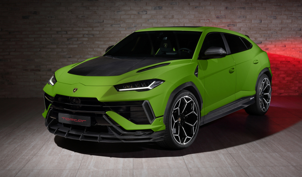 Зеленый автомобиль Lamborghini Urus Performante 2024 года вид спереди