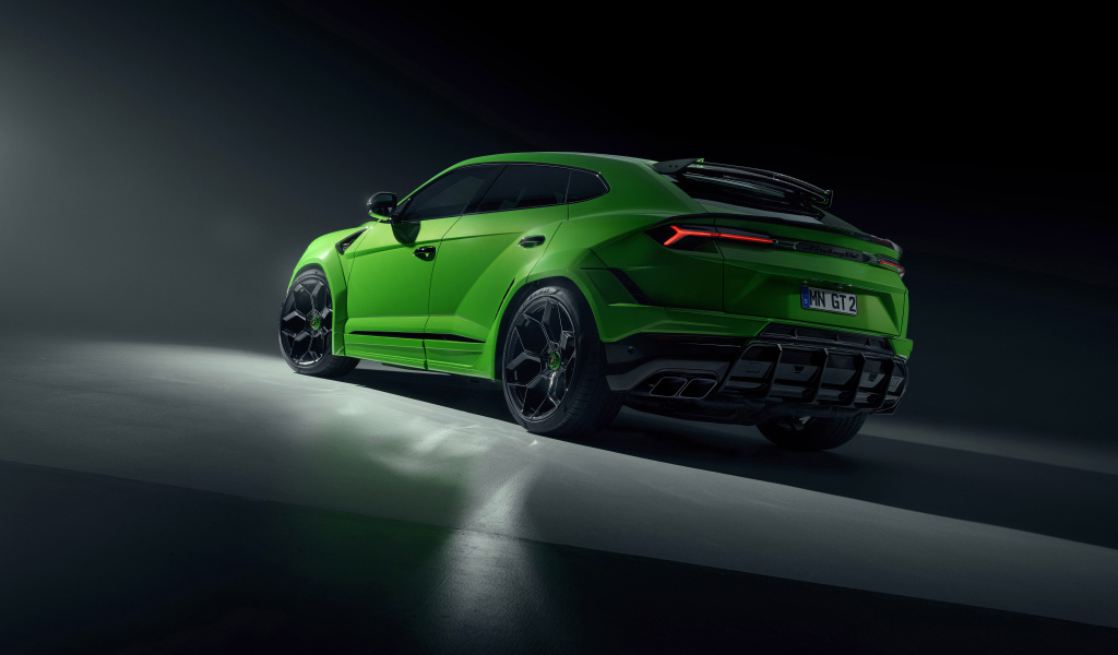Зеленый автомобиль Lamborghini Urus  вид сзади