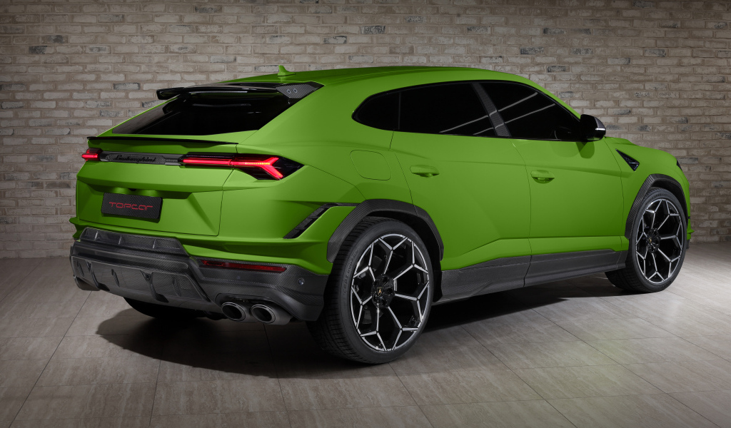 Зеленый автомобиль Lamborghini Urus Performante 2024  года вид сзади