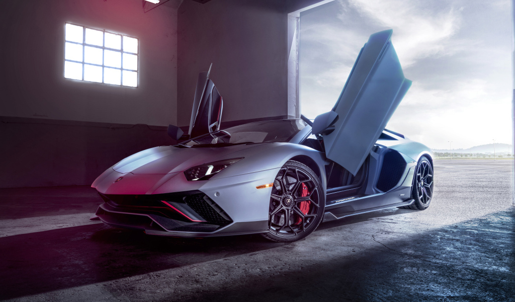 Автомобиль Lamborghini Aventador LP с открытыми дверями