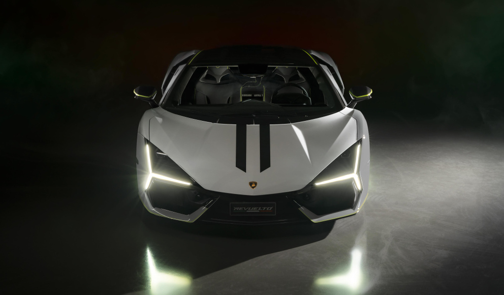 Автомобиль  Lamborghini Revuelto Ad Personam 2024 года вид спереди