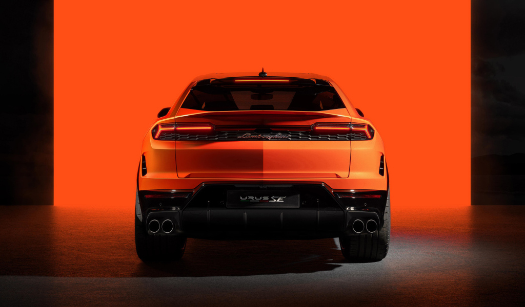 Автомобиль  Lamborghini Urus SE Plug-In Hybrid вид сзади