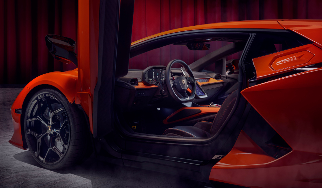 Открытая дверь в автомобиле Lamborghini Revuelto