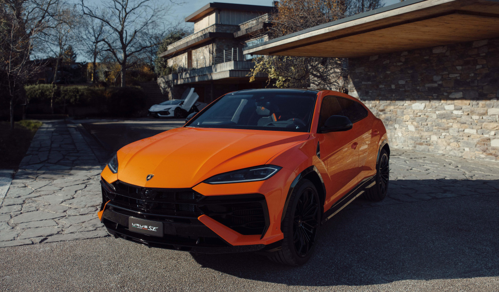 Оранжевый внедорожник Lamborghini Urus SE Plug-In Hybrid