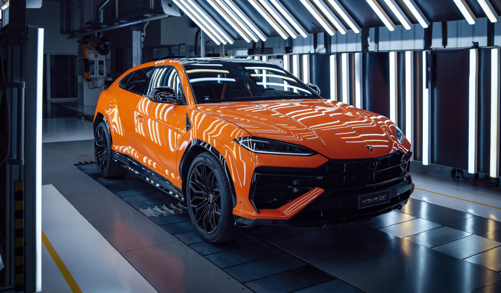 Оранжевый супер внедорожник Lamborghini Urus SE Plug-In Hybrid