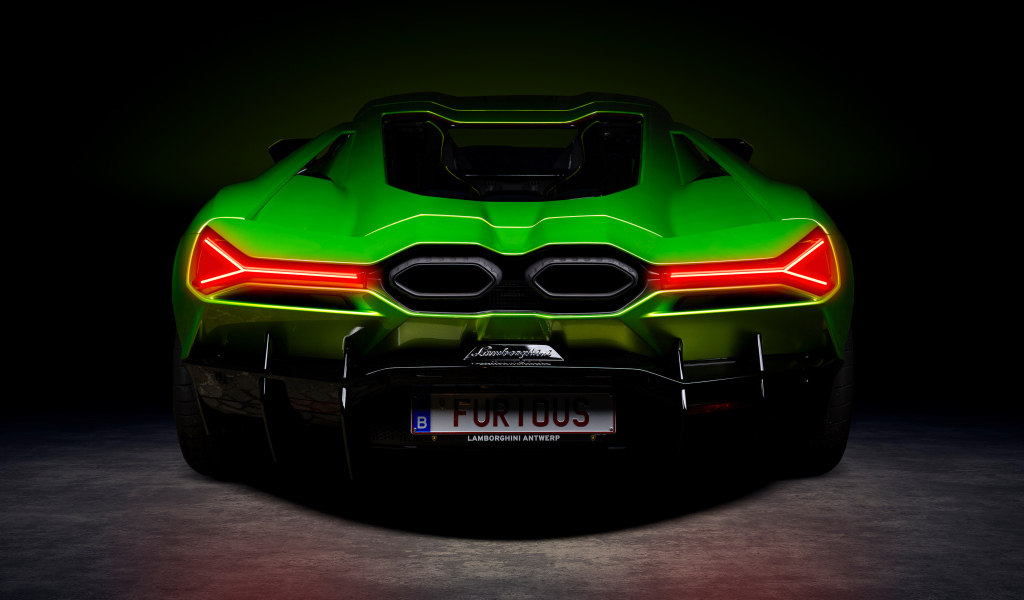 Вид сзади на зеленый автомобиль Lamborghini Revuelto