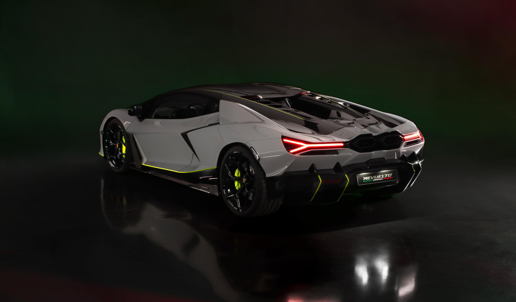 Вид сзади на автомобиль Lamborghini Revuelto At Lamborghini Arena 2024 года