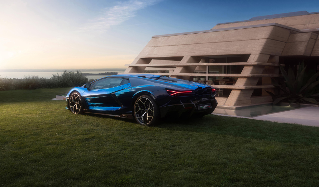 Вид сзади на автомобиль Lamborghini Revuelto Opera Unica 2024 года