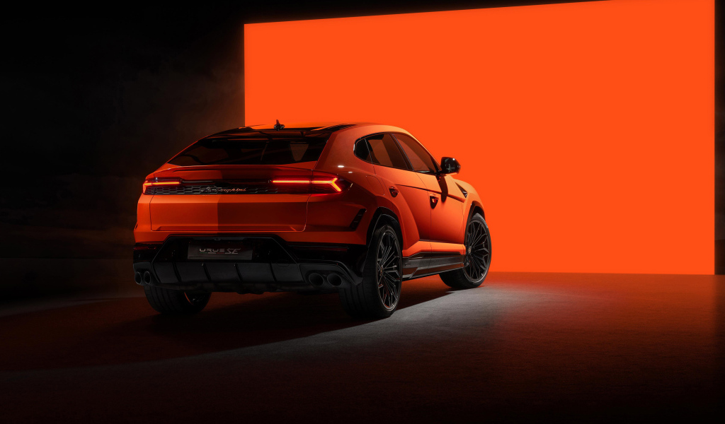 Вид сзади на внедорожник Lamborghini Urus SE Plug-In Hybrid