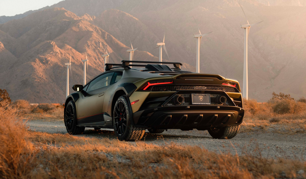 Вид сзади на новый автомобиль Lamborghini Huracán Sterrato 2024 года