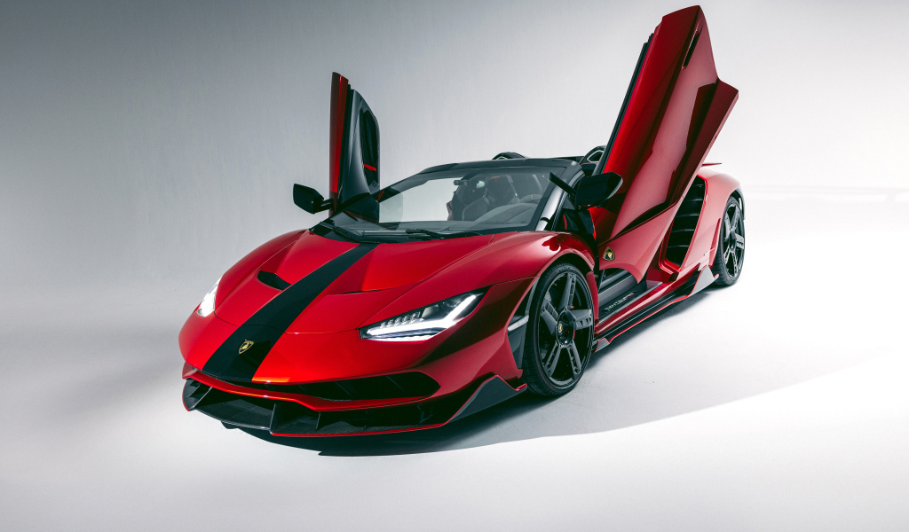 Красный автомобиль Lamborghini Centenario Roadster с открытыми дверями