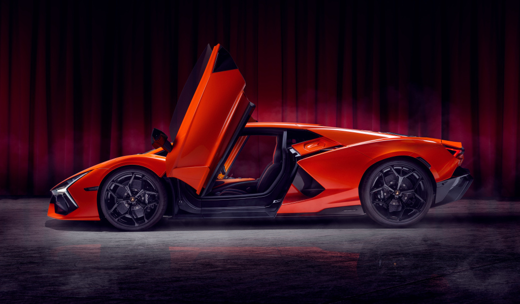 Красный автомобиль Lamborghini Revuelto с открытыми дверями
