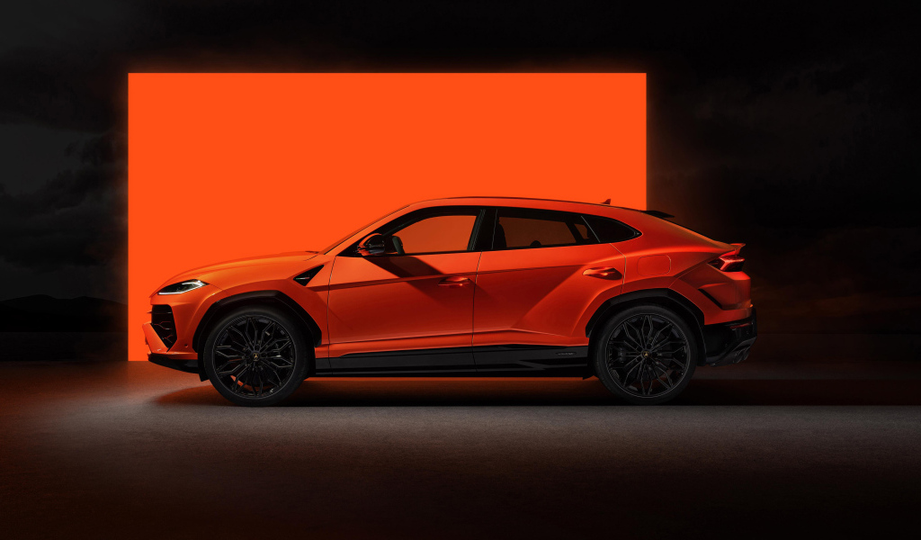 Вид сбоку на автомобиль Lamborghini Urus SE Plug-In Hybrid