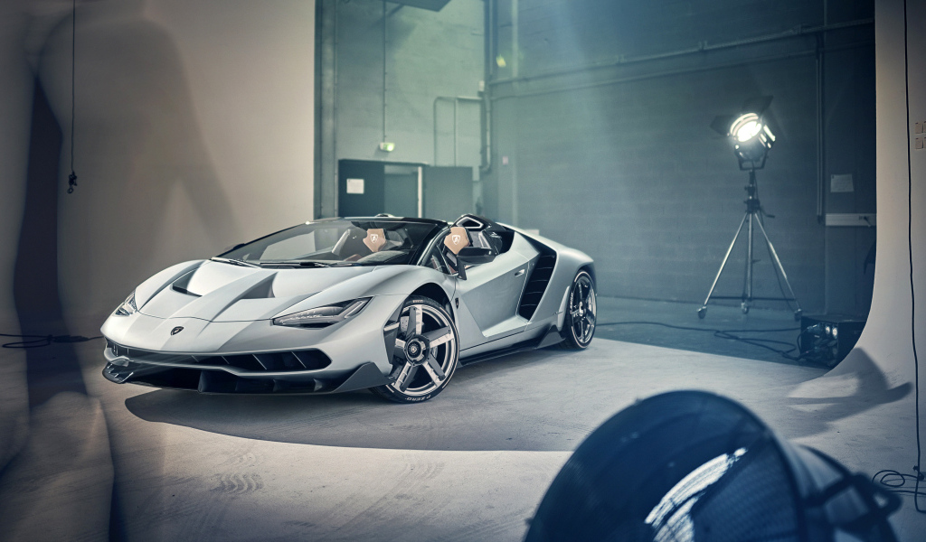 Серебристый автомобиль Lamborghini Centenario Roadster в комнате