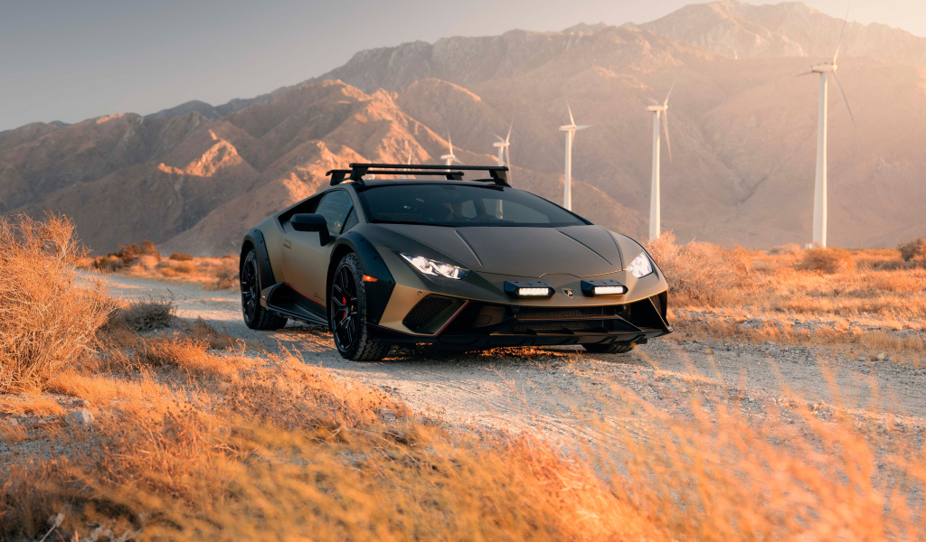 Стильный автомобиль Lamborghini Huracán Sterrato 2024 года в горах