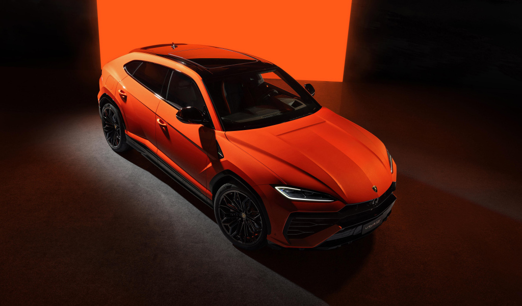 Вид сверху на оранжевый внедорожник Lamborghini Urus SE Plug-In Hybrid