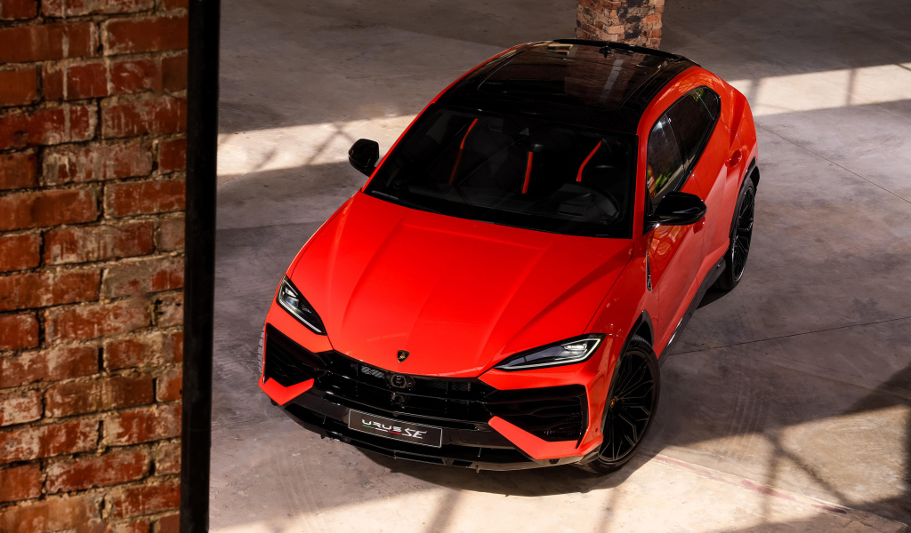 Вид сверху на красный внедорожник Lamborghini Urus SE 2024 года