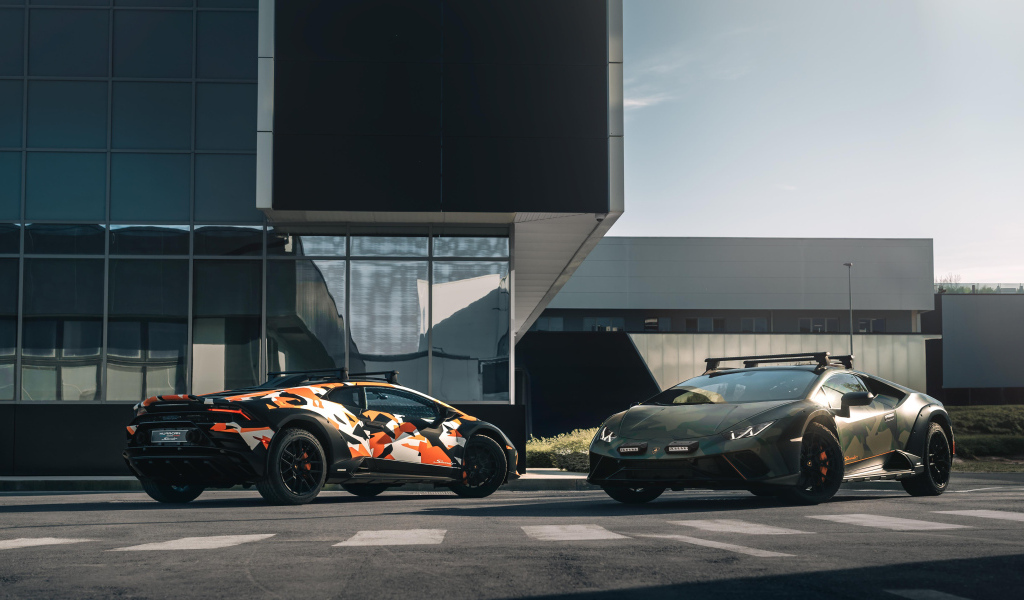 Два автомобиля Lamborghini Huracán Sterrato All-Terrain Ad Personam