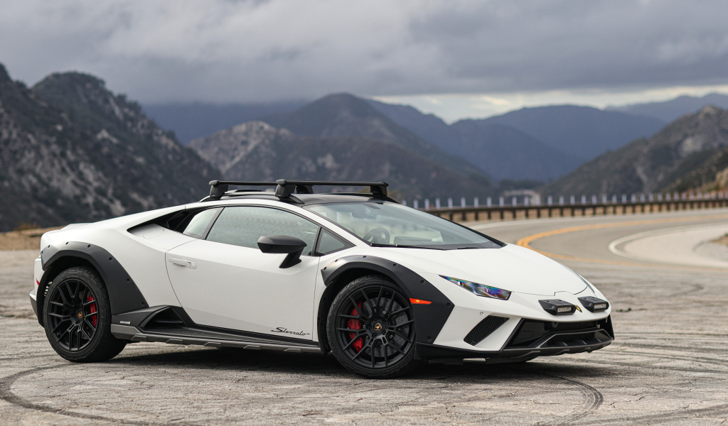 Белый автомобиль Lamborghini Huracán Sterrato  2024 года