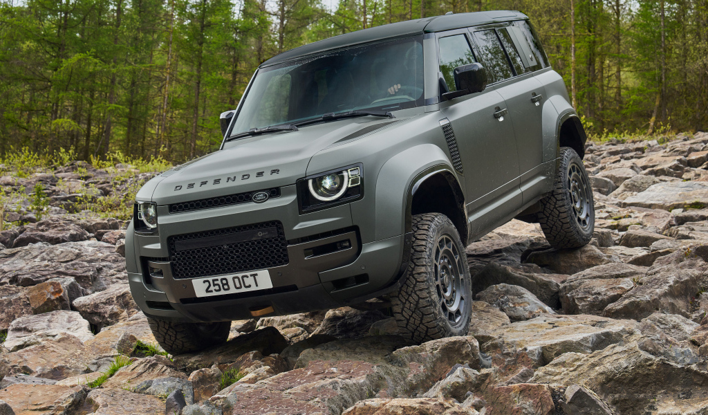 Внедорожник Land Rover Defender OCTA 2024 года на камнях