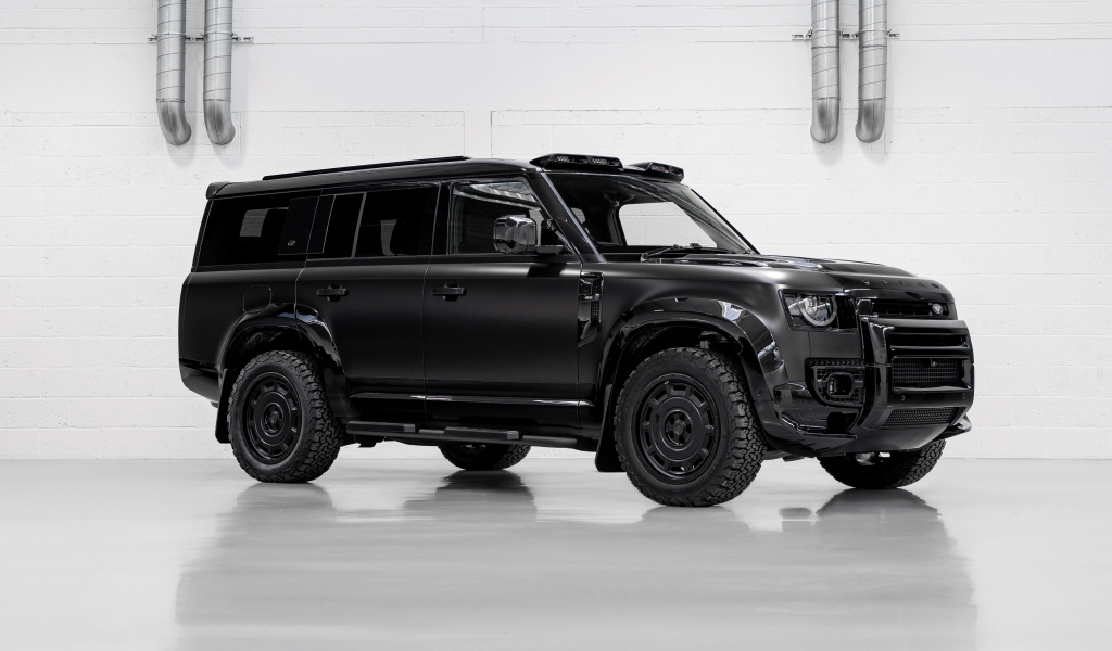 Большой черный автомобиль Land Rover Defender Widetrack 2024 года