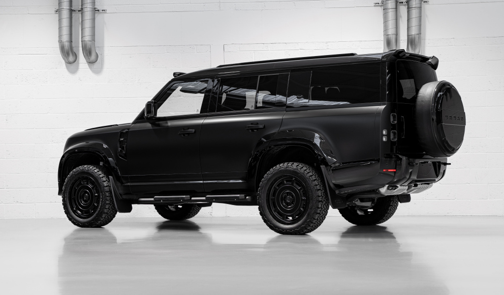 Черный внедорожник Land Rover Defender Widetrack 2024 года