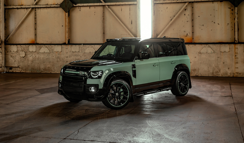 Вид спереди на автомобиль Land Rover Defender Widetrack 2024 года