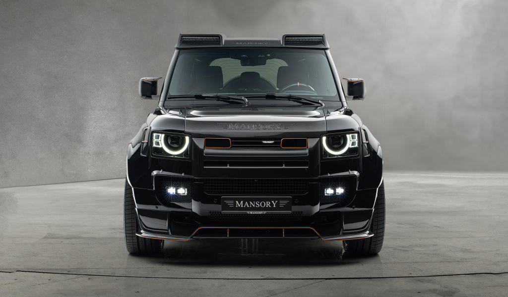 Вид спереди на черный автомобиль Mansory Land Rover Defender 110 Black Edition 2024 года