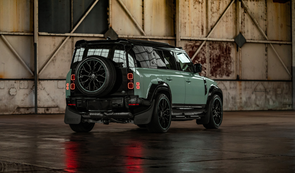 Вид сзади на джип Land Rover Defender 2024 года