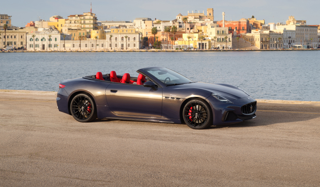 Кабриолет Maserati GranCabrio Trofeo 2024 года у воды