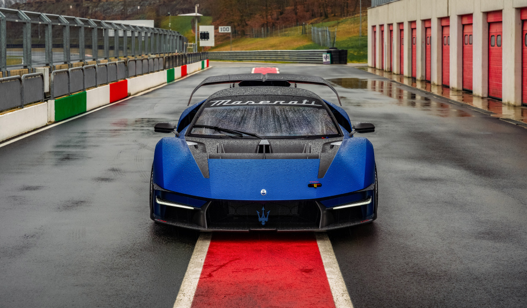 Синий автомобиль Maserati MCXtrema