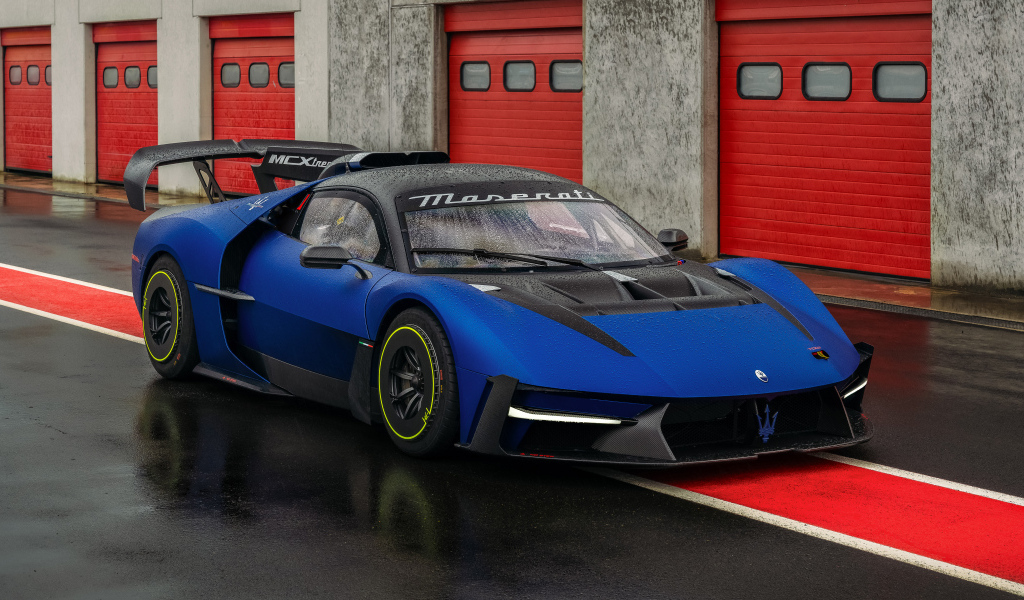Синий быстрый автомобиль Maserati MCXtrema
