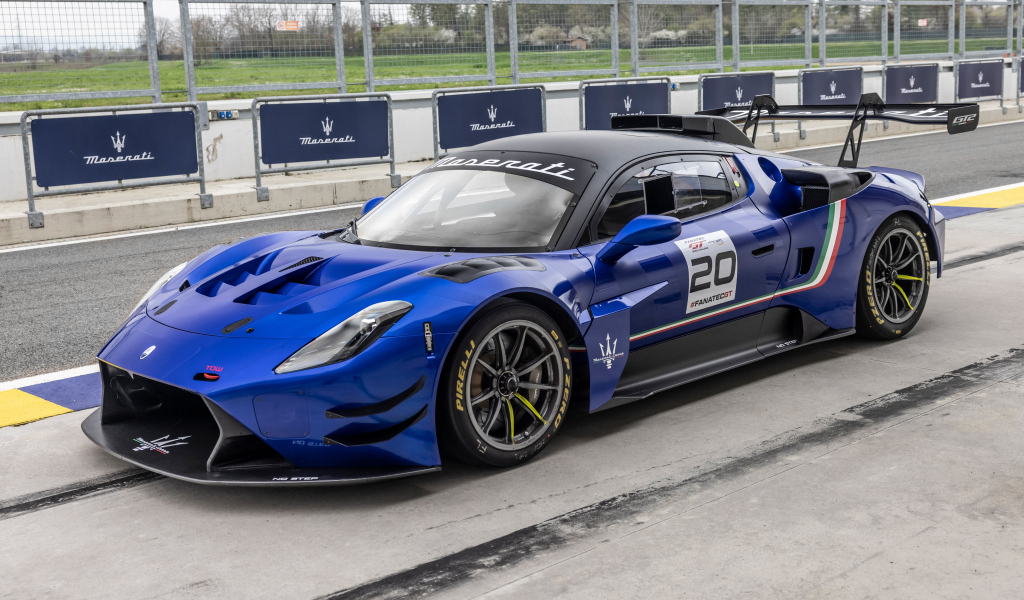 Синий спортивный автомобиль  Maserati GT2