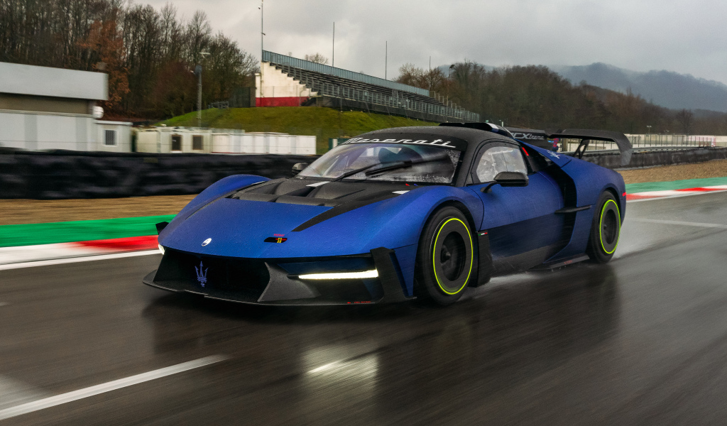 Синий спортивный автомобиль Maserati MCXtrema