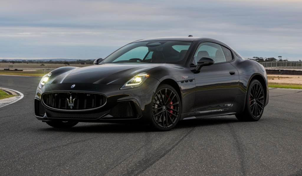Дорогой черный Maserati GranTurismo Trofeo 2024 года