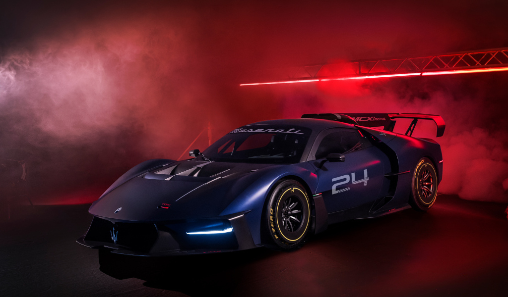 Дорогой спортивный автомобиль Maserati MCXtrema