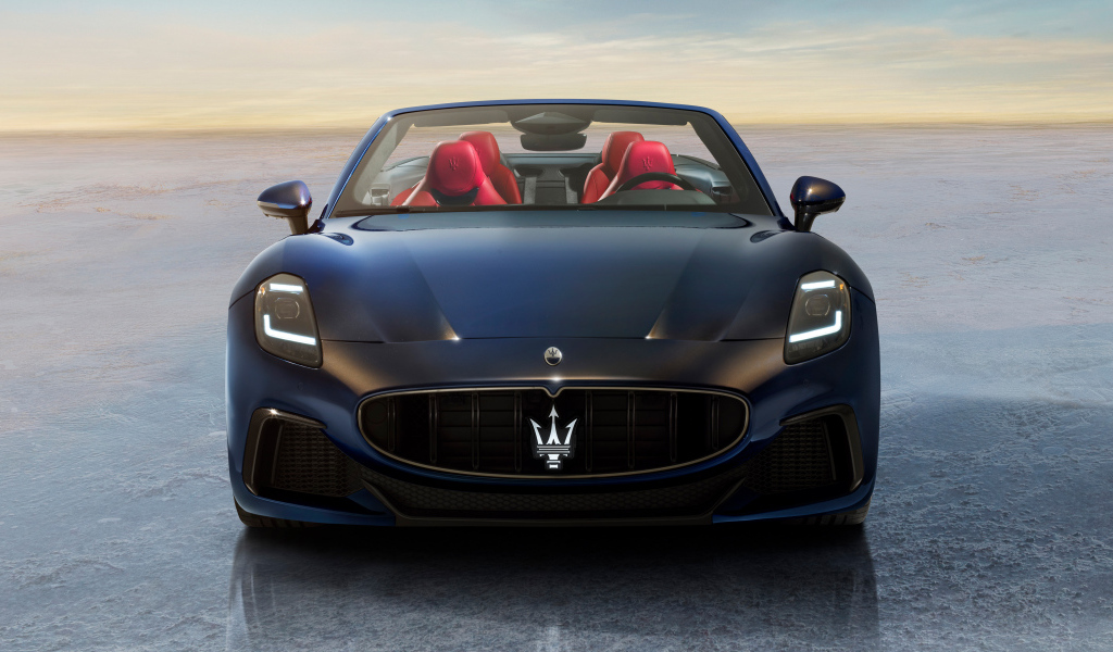 Вид спереди на автомобиль Maserati GranCabrio Trofeo 2024 года